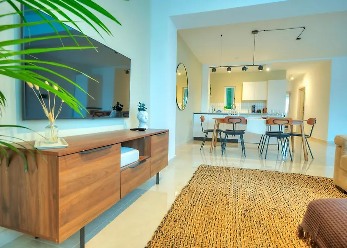 Luxury & Stylish 2Bedroom Seafront, Balcony Gogzr-4