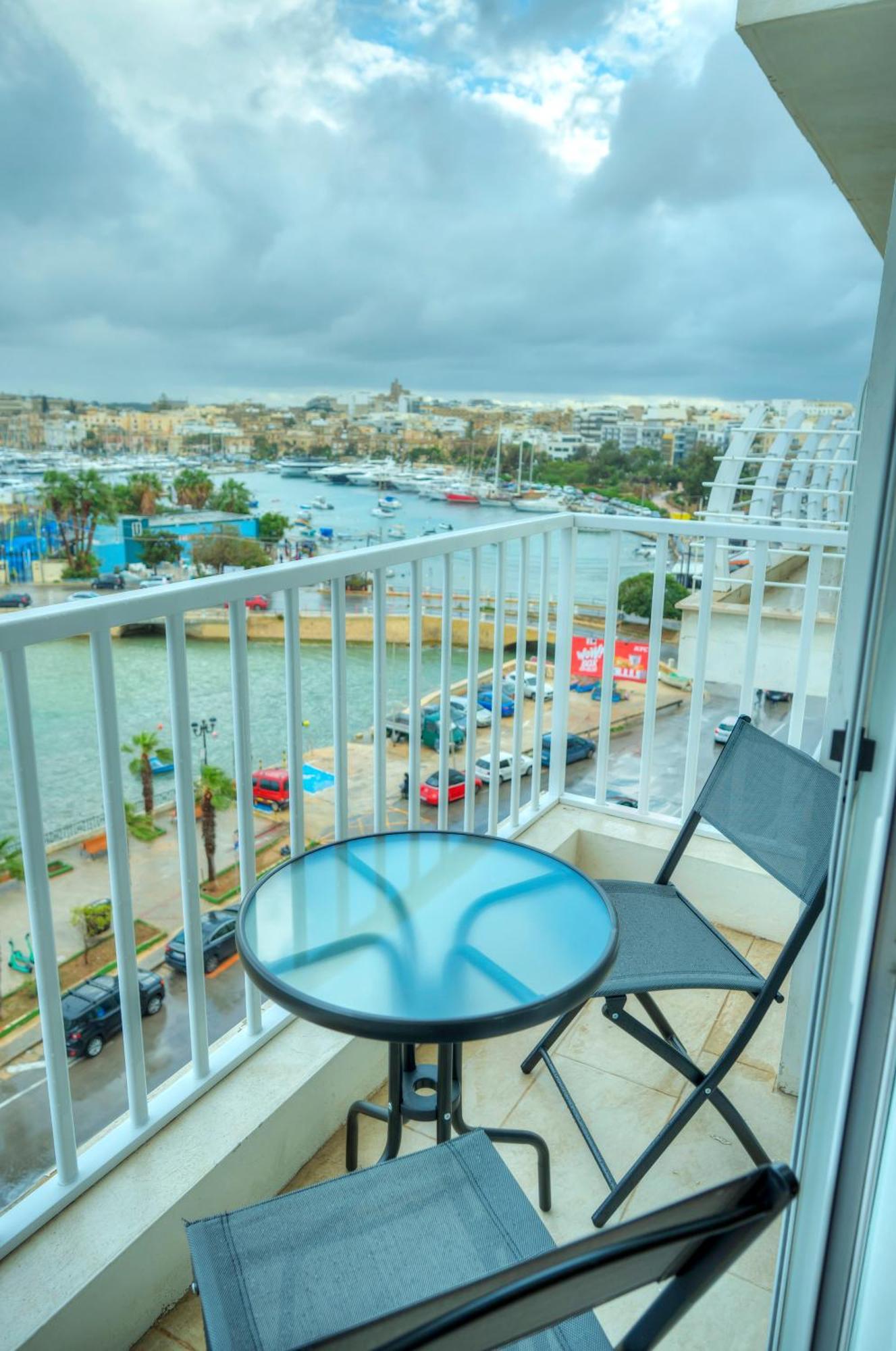 Luxury & Stylish 2bedroom Seafront, Balcony Gogzr-4 Apartment *
