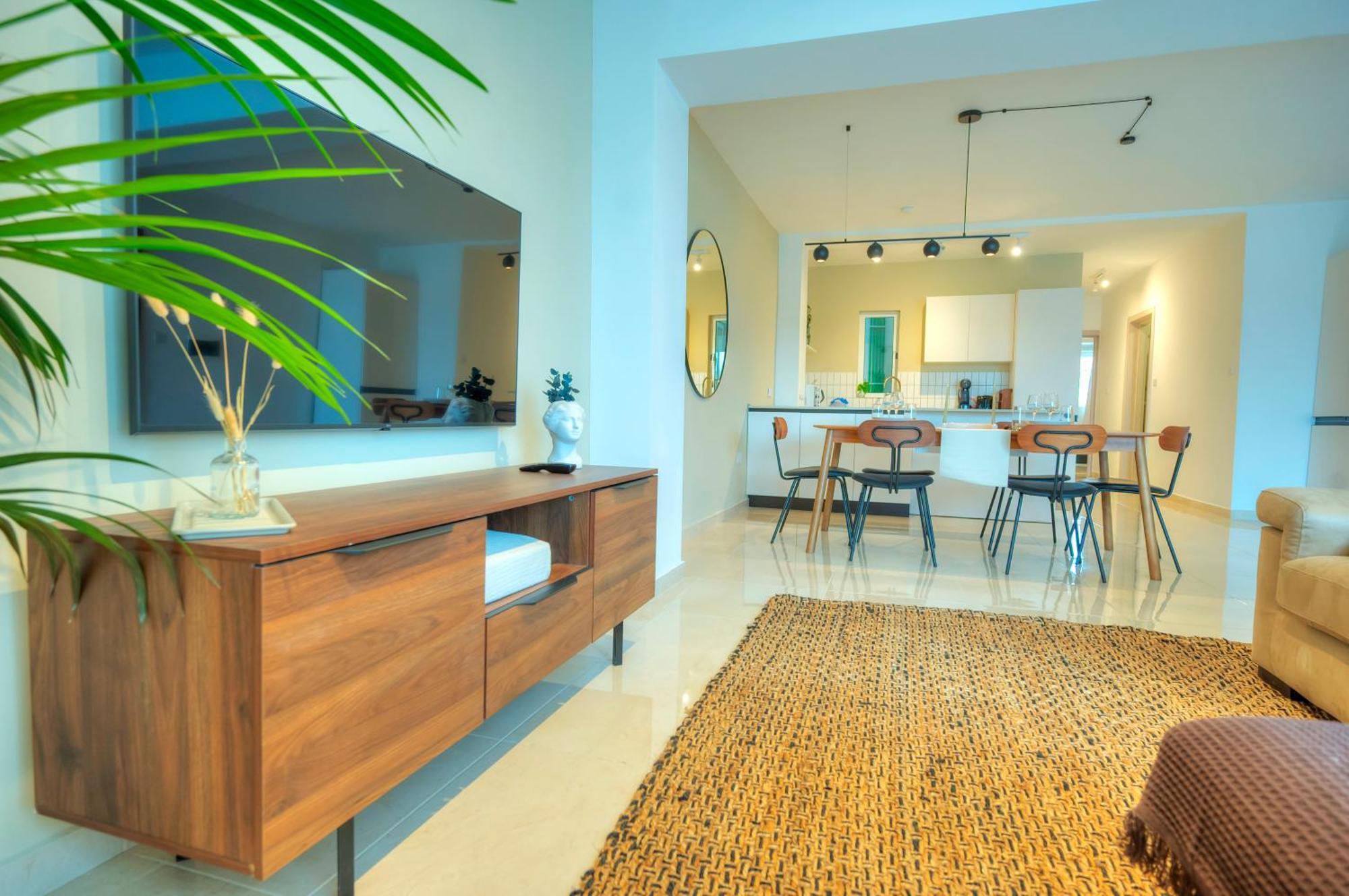 Luxury & Stylish 2bedroom Seafront, Balcony Gogzr-4 Apartment