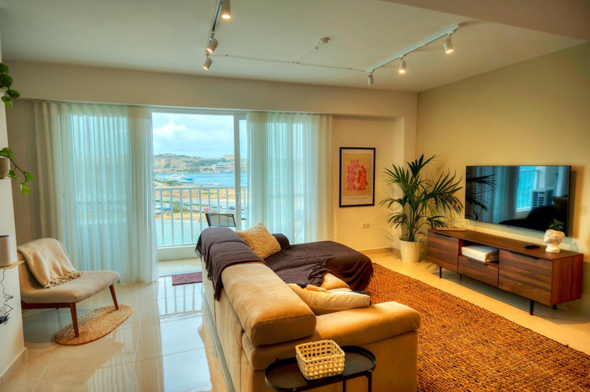 Luxury & Stylish 2bedroom Seafront, Balcony Gogzr-4 Apartment *