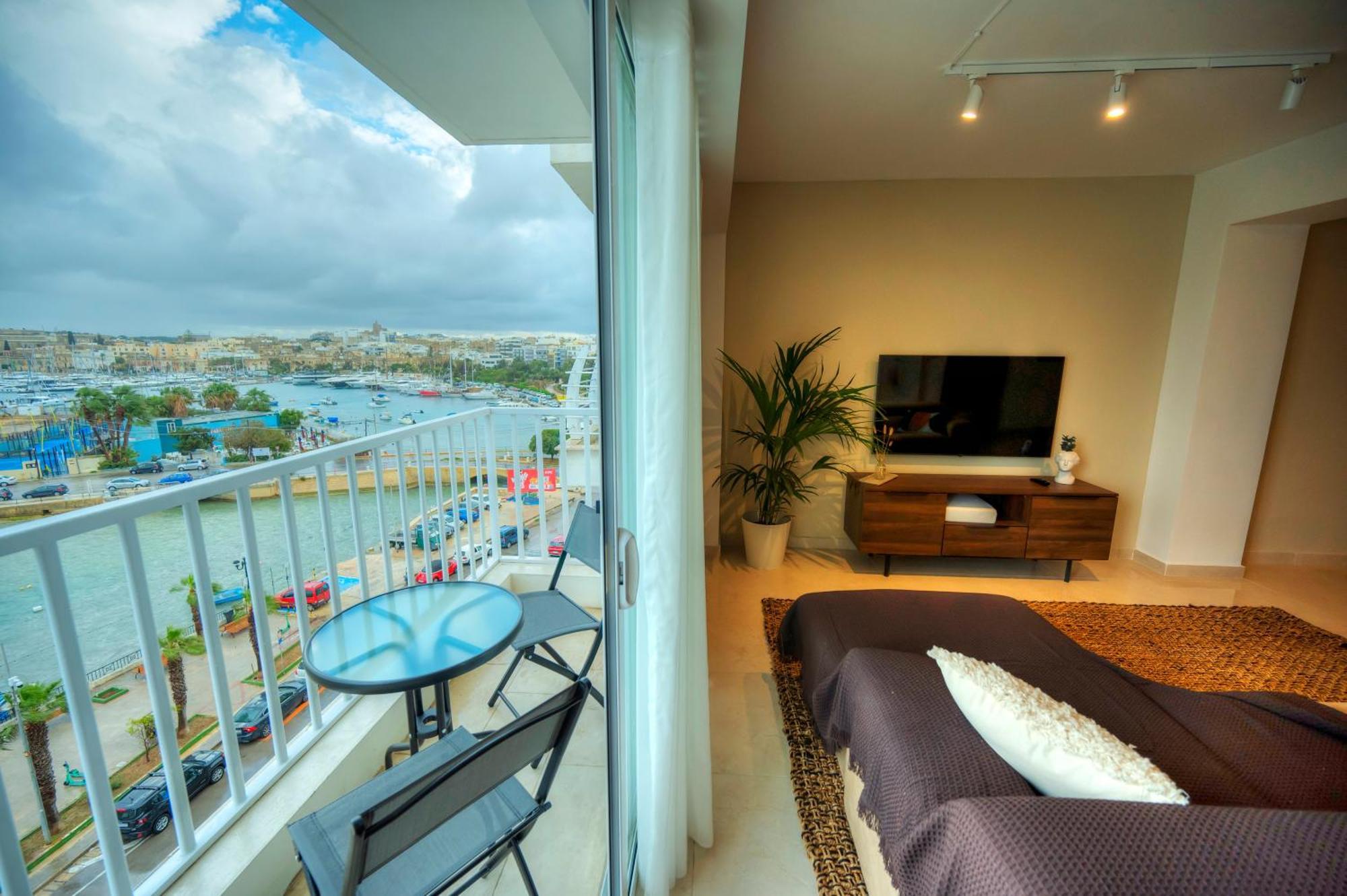 Luxury & Stylish 2bedroom Seafront, Balcony Gogzr-4 Apartment *